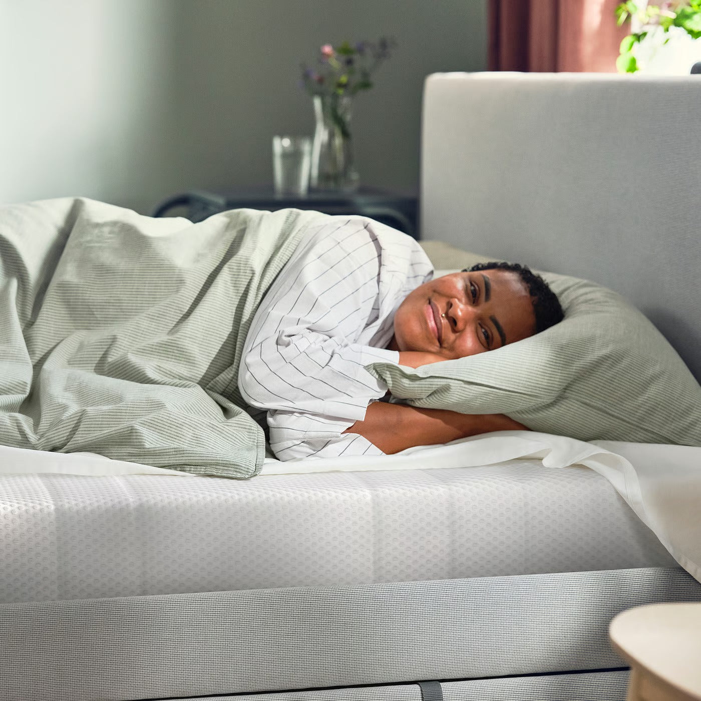 Minimalist White Knitted Fabric Mattress