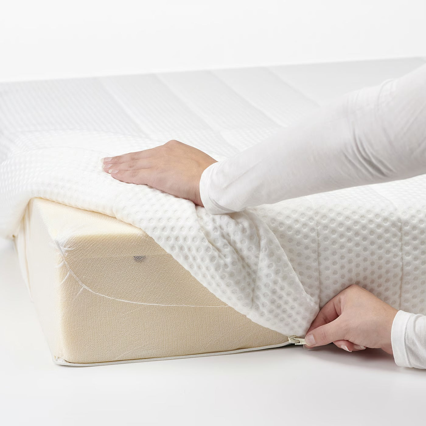 Minimalist White Knitted Fabric Mattress